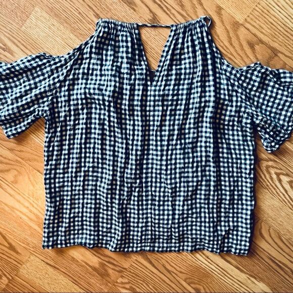 VELVET By Graham & Spencer Black & White Cold Shoulder Short Sleeve Top Keyhole - Picture 8 of 10
